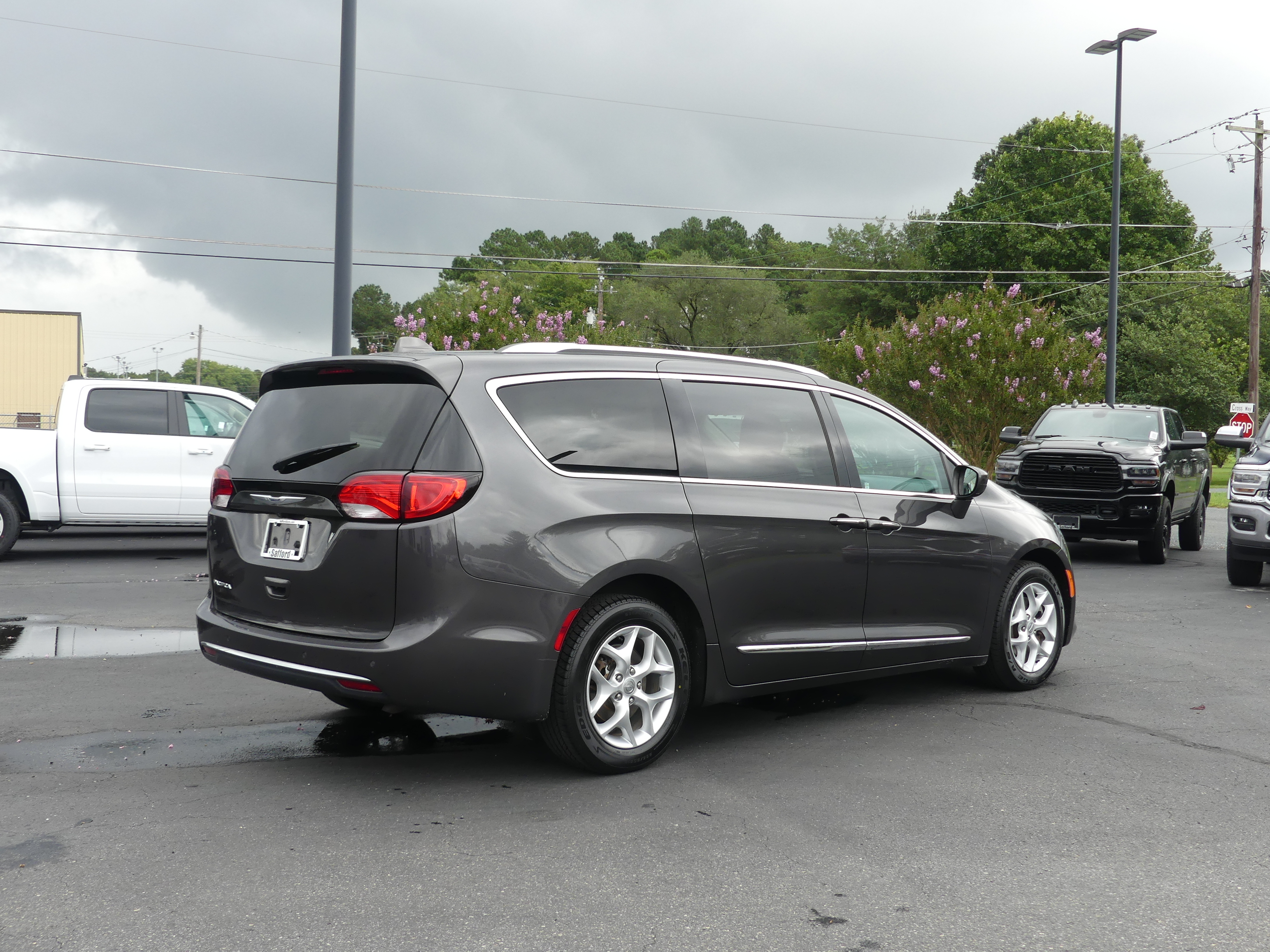 Chrysler pacifica touring l